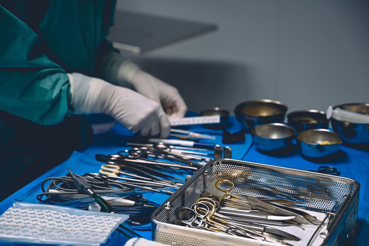Armado de una canasta de instrumental quirúrgico en una central de esterilización